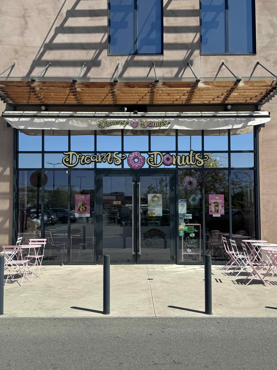 Film solaire posé sur vitrage de commerce Dreams Donuts — Teintée + PACA